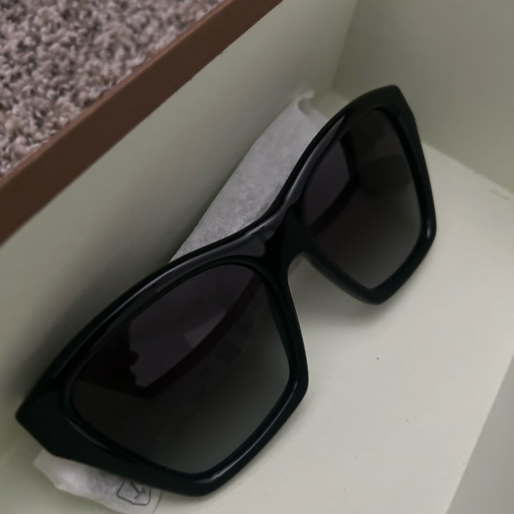 Burberry Arden sunglaases - Picture 8 of 10